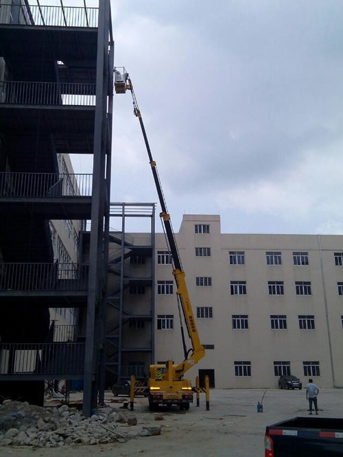 高空作業(yè)車作業(yè)現(xiàn)場