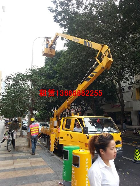 16米路燈維修車出租現(xiàn)場