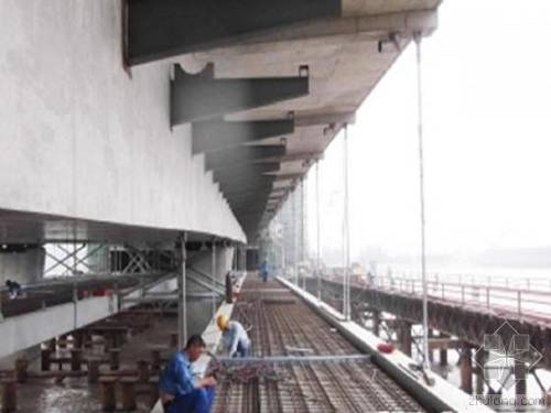 萬(wàn)福大橋下層車道施工現(xiàn)場(chǎng)