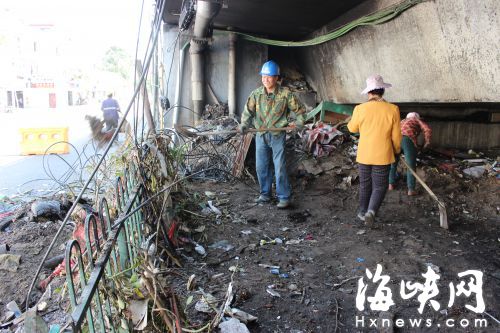 　　工人們正在清理垃圾，今后橋下將進行綠化